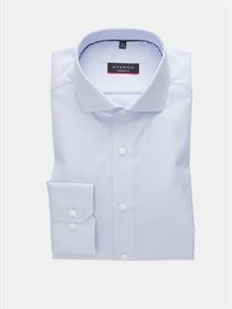 Eterna lyseblå herreskjorte med lyse knapper og cut-away krave. Uden brystlomme. Modern Fit 3340 10 X17V